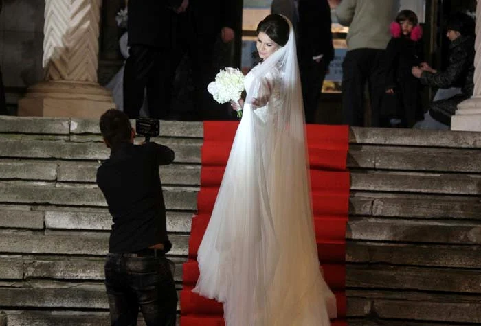 Georgiana a purtat o rochie lungă, cu trenă, care i-a pus în evidenţă silueta impecabilă