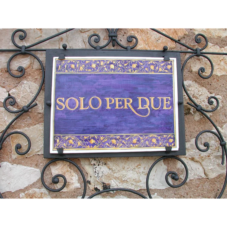 Semnul de la intrarea restaurantului Solo Per Due, din Italia