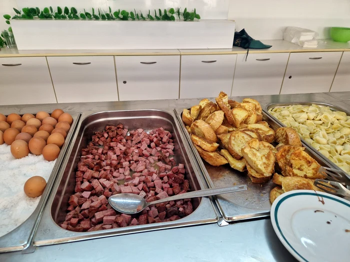 Parizerul prăjit era felul principal în restaurantul hotelului / foto: Facebook