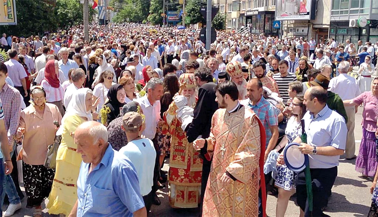 Oamenii au înfruntat  căldura pentru a putea  atinge moaştele