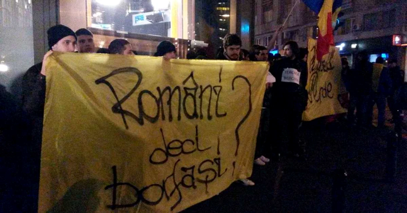 Câteva zeci de tineri moldoveni s-au adunat în faţa sediului B1 TV FOTO Lina Vdovîi / Adevariul