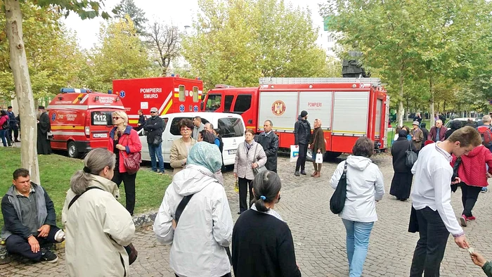 Mai multe echipaje de pompieri şi medici au fost în permanenţă pe Dealul Patriarhiei