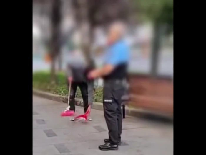 VIDEO Poliția din Bacău face publice imaginile cu cei care aruncă gunoaie pe domeniul public. „Folosesc mătura mai mult pentru echilibru”