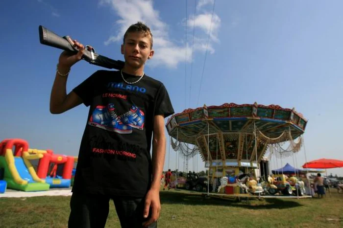 „Adolescenţii şi tinerii de acum, prelungind adolescenţa, au, totuşi, de
negociat cu o ruptură masivă – una socială – şi cu o punere în eşec şi o
dispariţie a autorităţii din partea generaţiilor anterioare” FOTO Lucian Muntean