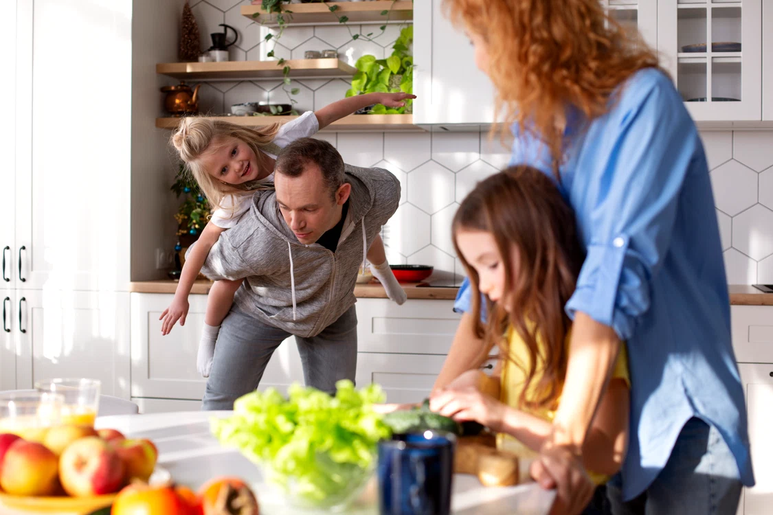 familie fericire bucatarie jpg