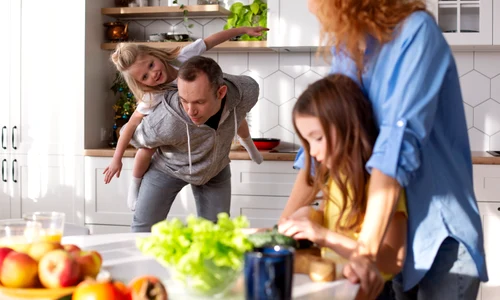 familie fericire bucatarie jpg