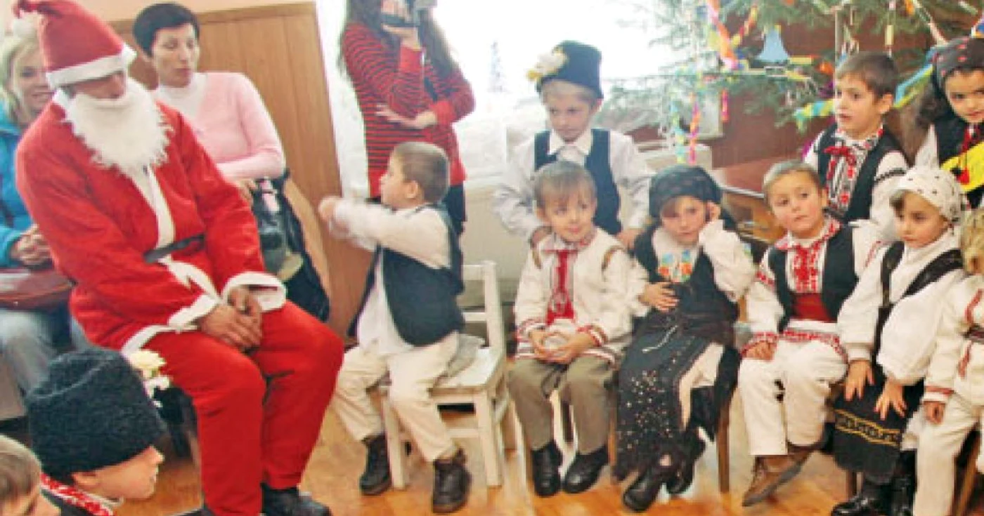 Copiii l-au colindat pe Moş Crăciun