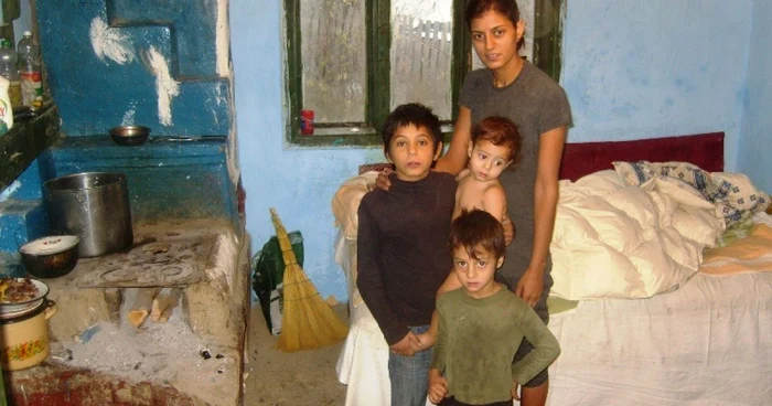 Cătălin locuieşte cu mama şi alţi doi fraţi într-o casă sărăcăcioasă Foto: Ghiţă Vlădoiu