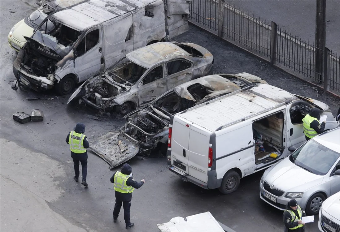 Mașini afectate de resturile unei rachete rusești căzute în Kiev - 9 martie 2023. FOTO: EPA-EFE