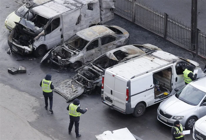 Mașini afectate de resturile unei rachete rusești căzute în Kiev - 9 martie 2023. FOTO: EPA-EFE