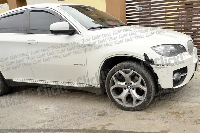 Solistul a stat destul de mult cu echipa de muncitori, ca să-i supravegheze