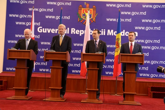 Miniştrii Poloniei, Suediei şi Marii Britanii împreună cu premierul Vlad Filat. FOTO Dumitru Goncear
