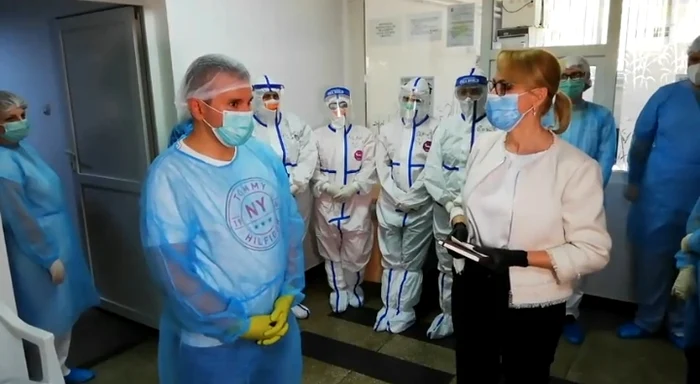 Primarul Gabriela Firea i-a prezentat pe stomatologii care sunt echipați în așa fel încât să nu fie infectați cu coronavirus