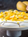 Tort  pavlova cu mango si fructul pasiunii  Sursa foto Shutterstock 1324701851 jpg