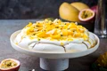 Tort  pavlova cu mango si fructul pasiunii  Sursa foto Shutterstock 1324701851 jpg