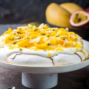 Tort  pavlova cu mango si fructul pasiunii  Sursa foto Shutterstock 1324701851 jpg