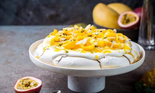 Tort  pavlova cu mango si fructul pasiunii  Sursa foto Shutterstock 1324701851 jpg