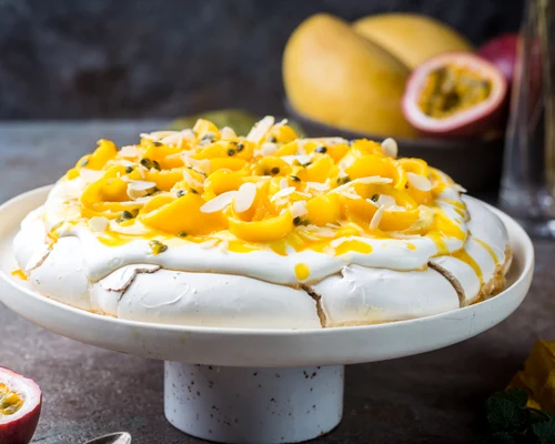 Tort  pavlova cu mango si fructul pasiunii  Sursa foto Shutterstock 1324701851 jpg