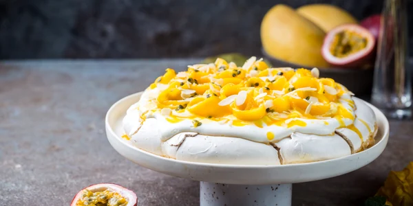 Tort  pavlova cu mango si fructul pasiunii  Sursa foto Shutterstock 1324701851 jpg