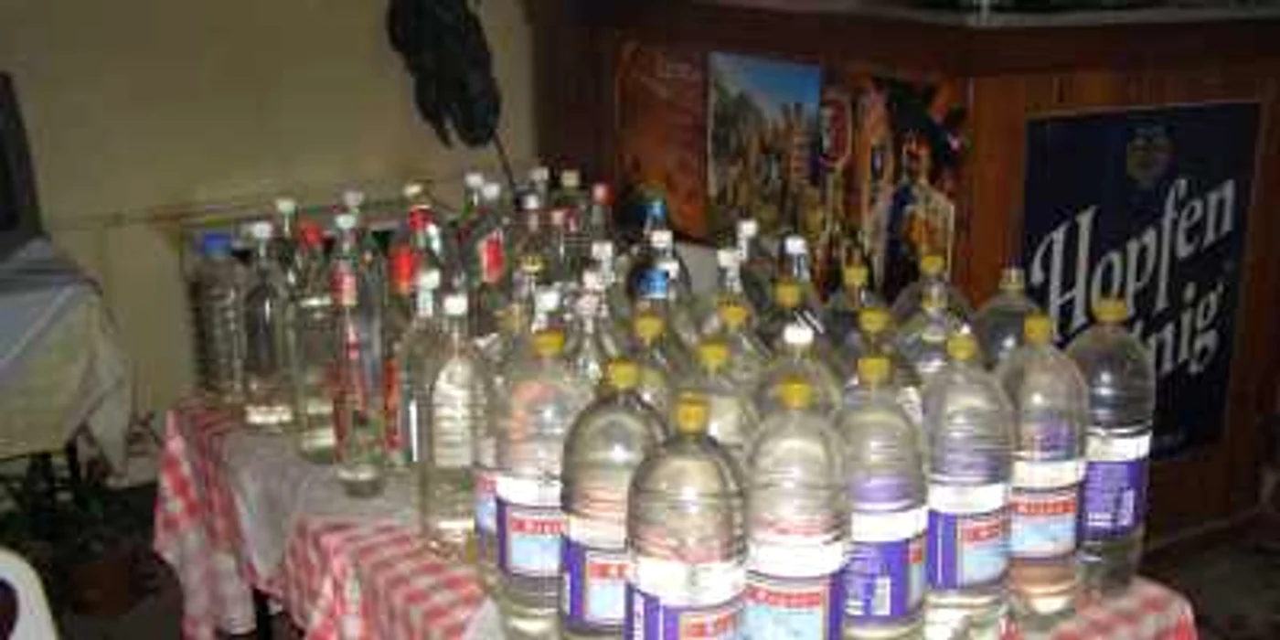 Sticlele de alcool au fost confiscate de poliţişti 