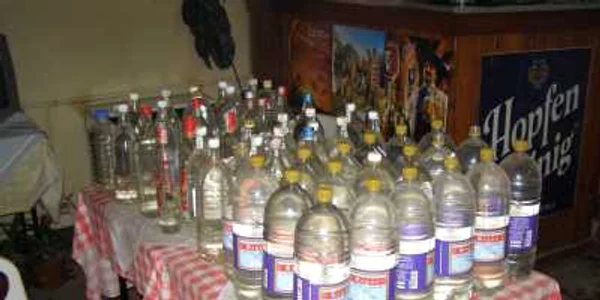 Sticlele de alcool au fost confiscate de poliţişti 