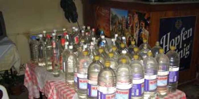 Sticlele de alcool au fost confiscate de poliţişti 