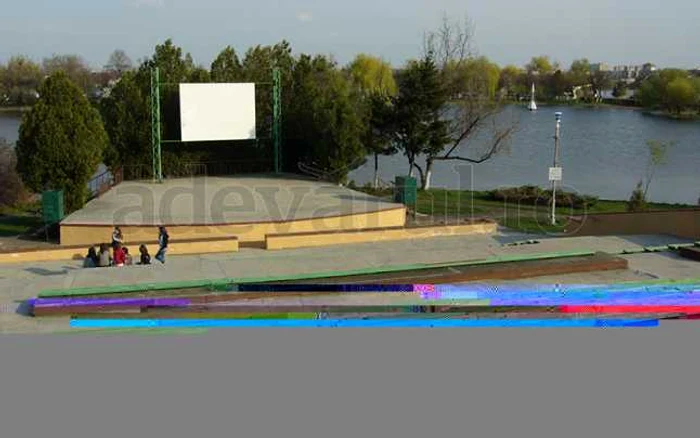 Amfiteatrul din Parcul Tineretului ar putea găzdui la vară proiecţii de film FOTO: Iulian Bunilă