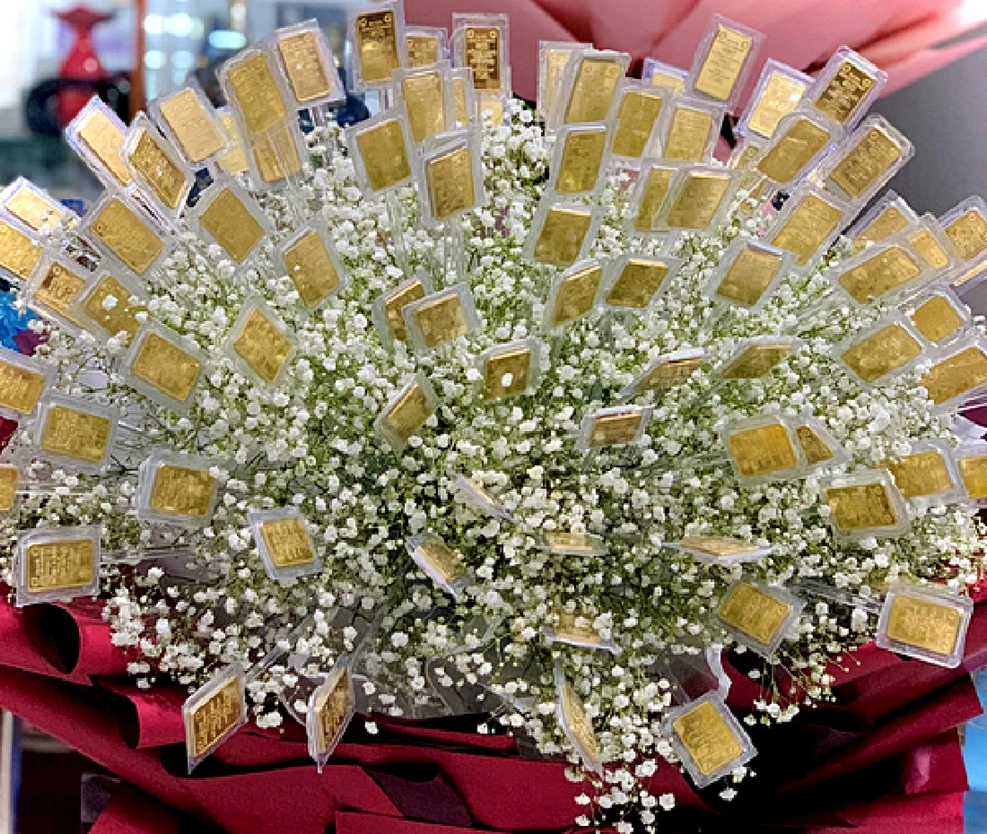 Cadourile precum buchetul cu flori de aur sunt obişnuite pentru zilele festive din Vietnam Foto: VnExpress Ngoc Diep
