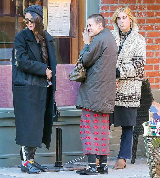 Demi Moore (52 de ani), Tallulah (21 de ani) si Scout (24 de ani)