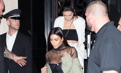 Kim Kardashian et Kendall Jenner sortant de la fête d'anniversaire de Mario Dedivanovic, maquilleur de Kim Kardashian au restaurant Kinu à Paris jpeg