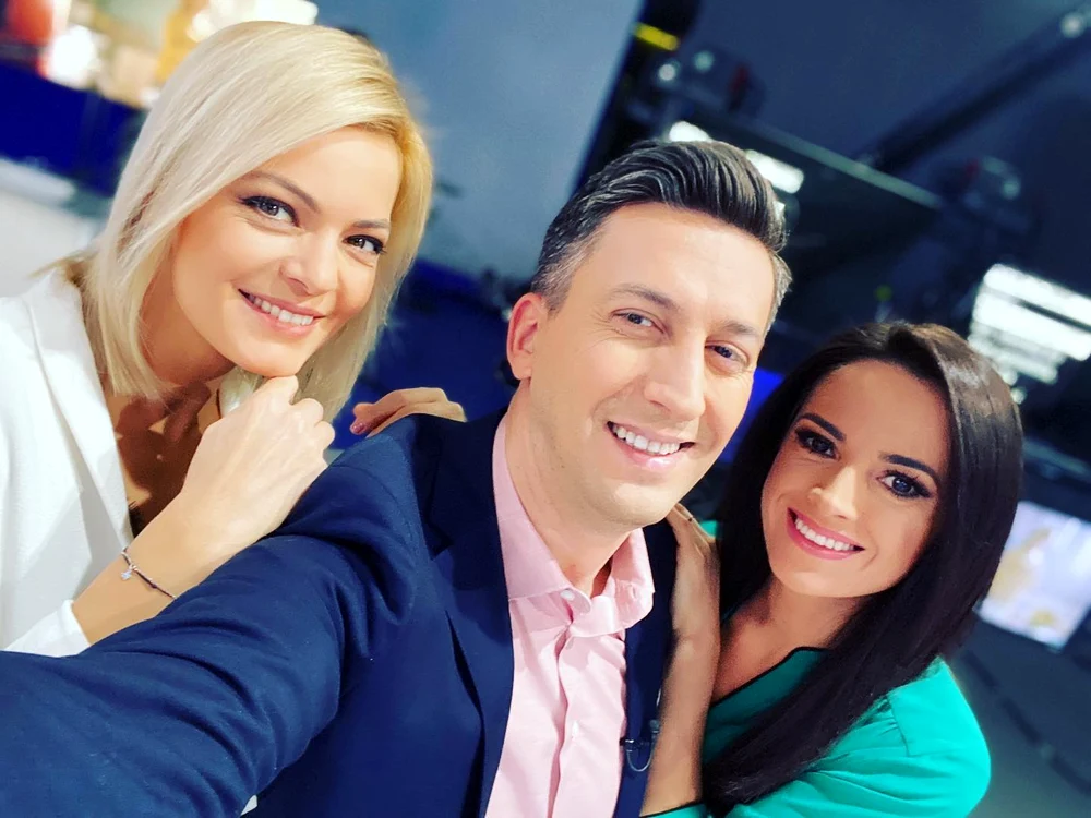 Cosmin Stan, încadrat de colegele lui, Lavinia Petrea și Ramona Păunfoto: PRO TV