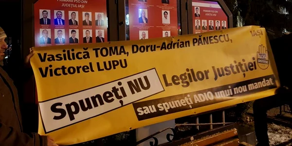Protest în faţa PSD Iaşi FOTO Facebook Cristian Chelaru