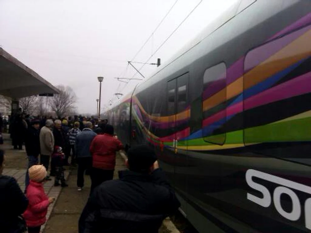 Trenul electric a fost aşteptat de zeci de motreni