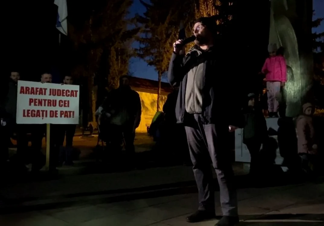 Medicul Mircea Puşcaşu, înconjurat de participanţii la protestul de luni seară FOTO: newsbucovina.ro