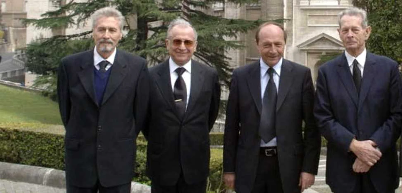 Foştii preşedinţi Emil Constantinescu, Ion Iliescu şi Traian Băsescu, alături de Regele Mihai. FOTO Mediafax