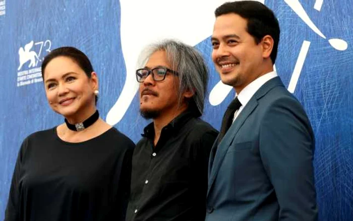 Lav Diaz (centru) alături de actorii Charo Santos-Concio (stânga) şi John Lloyd Cruz (dreapta) înainte de difuzarea filmului „The Woman Who Let” la Festivalul de Film de la Veneţia 2016 FOTO Reuters