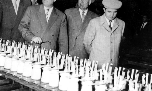 Gheorghe Gheorghiu-Dej și Nicolae Ceauşescu vizitează uzinele „Electroputere” din Craiova (© „Fototeca online a comunismului românesc”, cota: 14/1959)