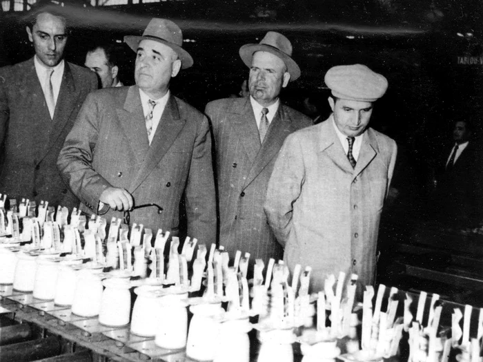 Ceaușescu și Dej vizitează o uzină 