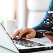Persoana comunicând cu un chatbot FOTO Shutterstock (1) jpg