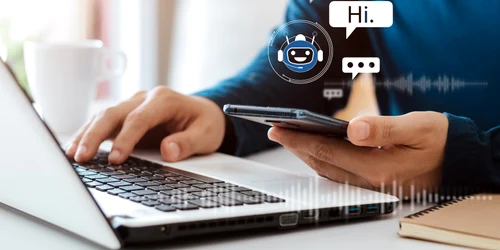 Persoana comunicând cu un chatbot FOTO Shutterstock (1) jpg