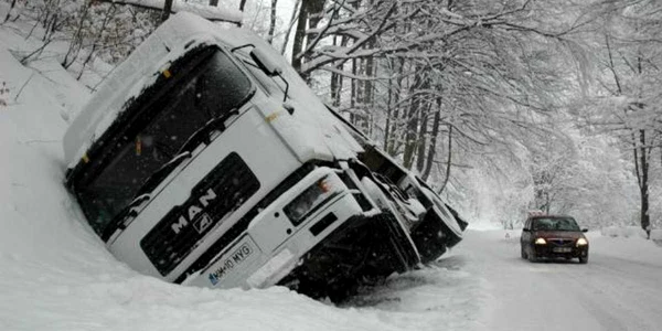 Tir răsturnat în zapada, blocat pe DN 7A