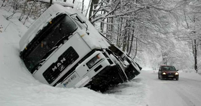 Tir răsturnat în zapada, blocat pe DN 7A