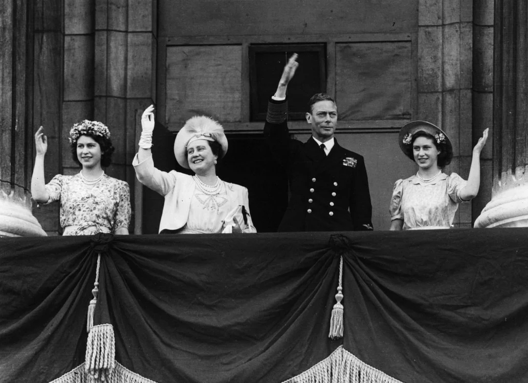 
    Prințesa Elisabeta, Regina Mamă, Regele George al VI-lea și Prințesa Margareta RoseFoto: Getty  