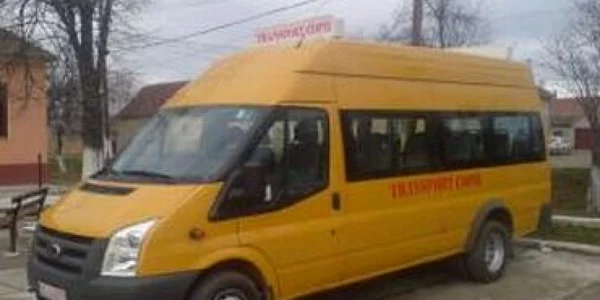 Galaţi: Un microbuz şcolar cu 14 copii, implicat într-un grav accident