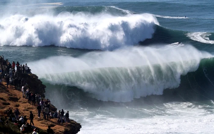 Valurile din Nazare. Foto: Nazarewaves, Facebook.