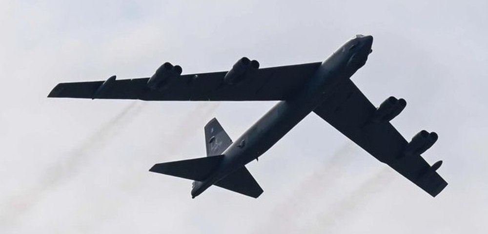 Potniško letalo se je izognilo trčenju z bombnikom B-52 v Severni Dakoti