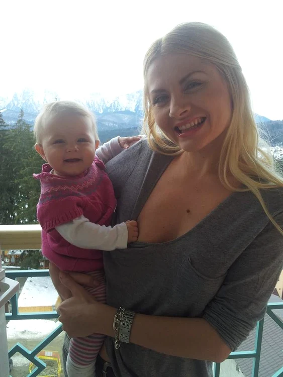 
    Ianna Novac se mândreşte cu fetiţa ei, Erika- Maria  