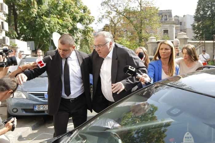 
    Dan Adamescu a venit ieri la DNA în scaun cu rotile (Foto: Eduard Enea)  