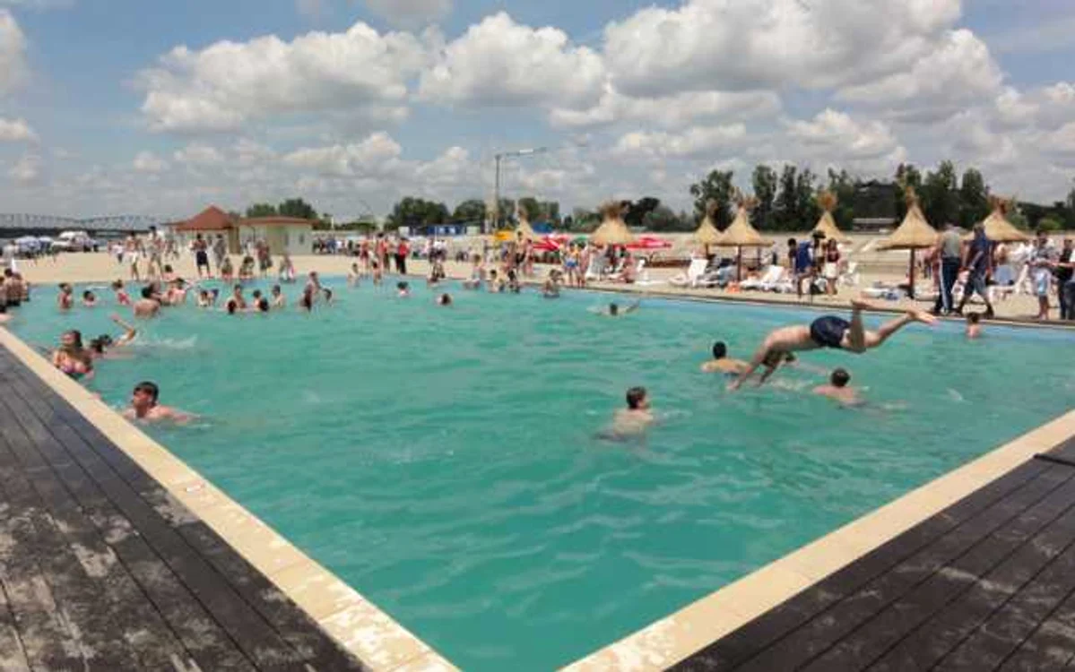 Noul "look" al Plajei Olt arată condiţii excelente de relaxare pentru publicul larg  (FOTO: Mugurel Manea)