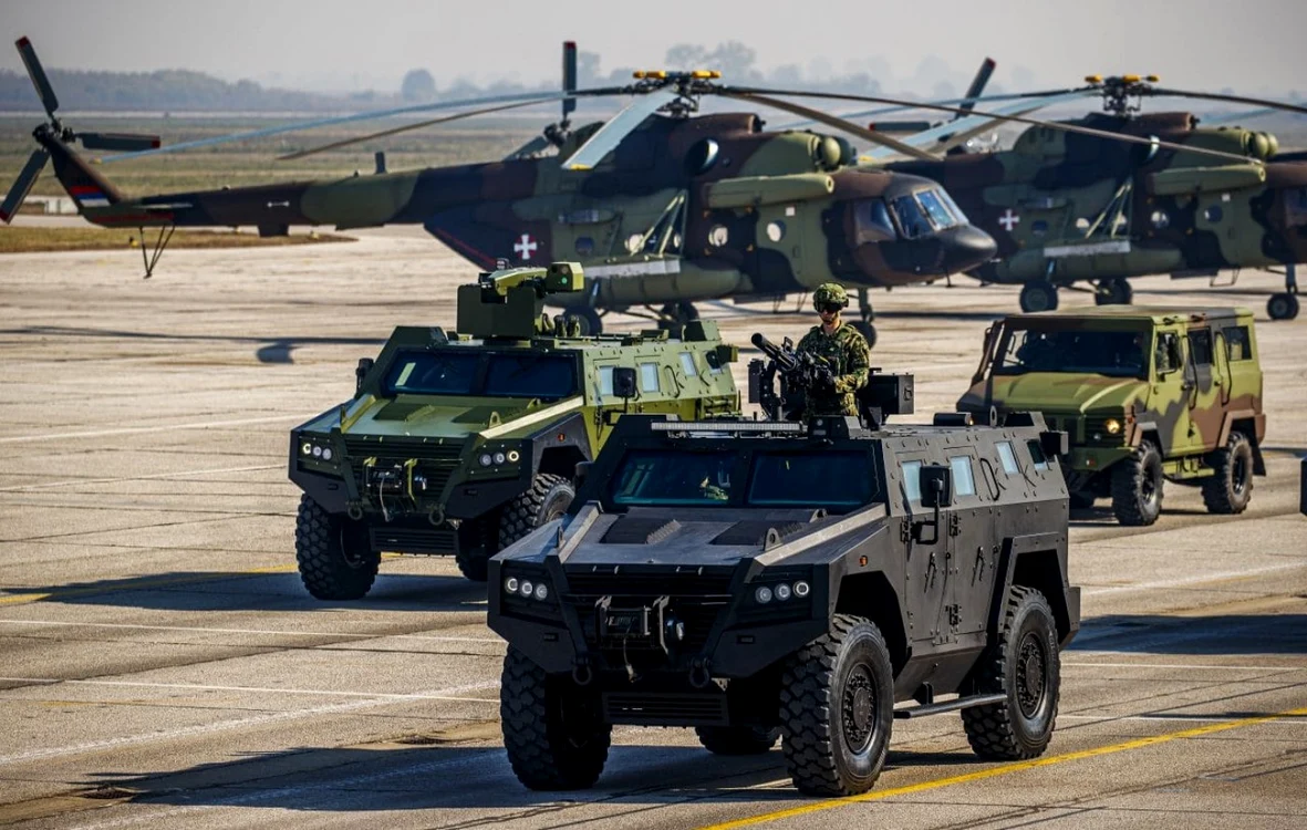 Serbia, deşi este membru al programului NATO de Parteneriat pentru pace şi doreşte în mod oficial aderarea la Uniunea Europeană, continuă să stabilească legături militare, economice şi politice strânse cu Rusia